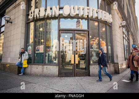 Ein Urban Outfitters Einzelhandel speichern in Greenwich Village in New York auf Samstag, 7. März 2015. Die Einzelhändler, die umfasst auch die freie Menschen und Anthropologie Marken, berichtet vierten Quartal das Ergebnis, die Erwartungen der Analysten schlagen.  (© Richard B. Levine) Stockfoto