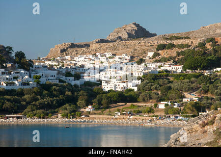 Lindos, Rhodos, südliche Ägäis, Griechenland. Blick auf das Dorf von Hang über der ruhigen Bucht von Lindos. Stockfoto