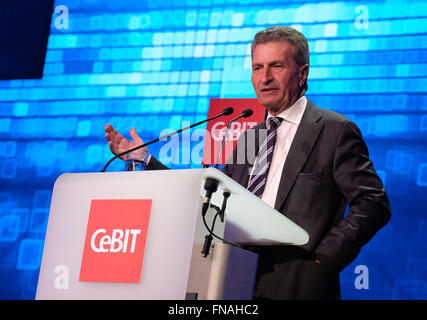 Hannover, Deutschland. 14. März 2016. EU-Kommissar Günther Oettinger (CDU) sprechen während der Welcome Night für die CeBIT-Messe in Hannover, Deutschland, 14. März 2016. Foto: PETER STEFFEN/Dpa/Alamy Live News Stockfoto