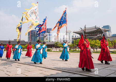 Die Wachablösung im Gyeongbokgung Palace, Seoul, Südkorea Stockfoto