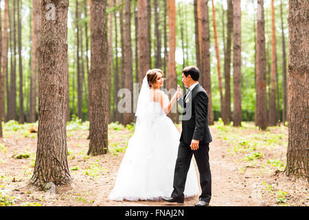 Braut und Bräutigam tanzen in der Natur. Hochzeitstanz im freien Stockfoto