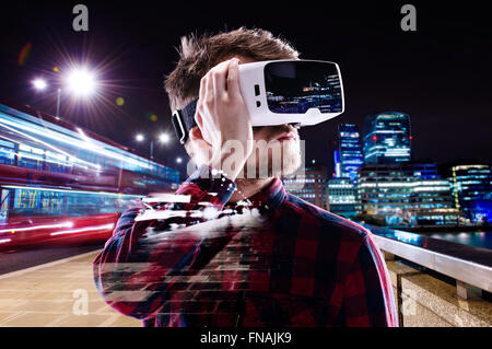 Doppelbelichtung, Mann mit virtual-Reality-Brille, Nacht Stadt Stockfoto