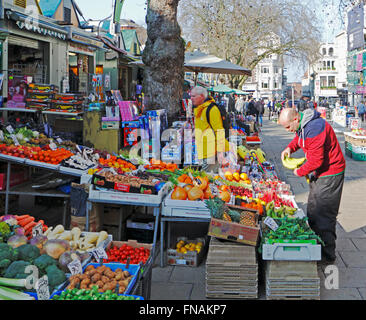 Ein Blick auf Produkte zum Verkauf auf dem Freiluftmarkt in der Innenstadt von Norwich, Norfolk, England, Vereinigtes Königreich. Stockfoto