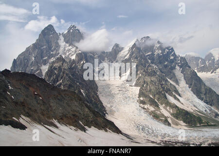 Berg Uschba und Chatin Tau aus Coruldi Ridge in der Nähe von Mestia, großer Kaukasus, Swanetien, Georgia Stockfoto