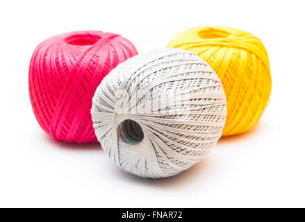 Drei farbige Kugeln von stricken Garn auf weißem Hintergrund. Stockfoto