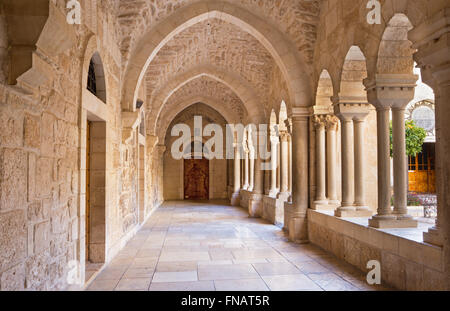 BETHLEHEM, ISRAEL - 6. März 2015: Die gotische Korridor des Atriums in der Kirche St. Catharine. Stockfoto