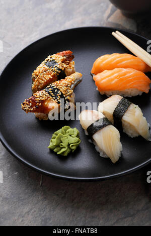 frisches Sushi auf Teller, asiatische Küche Stockfoto