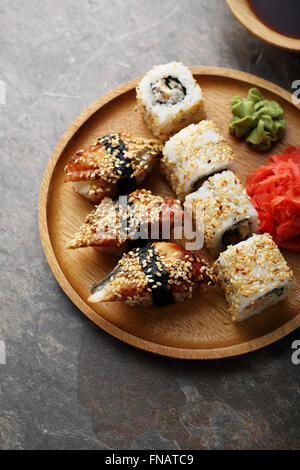 Sushi auf Holzplatte und Wasabi, Ansicht von oben Stockfoto
