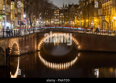 Ein Blick auf die Brücken an der Leidsegracht und Keizersgracht Kanäle Kreuzung in Amsterdam in der Abenddämmerung. Stockfoto