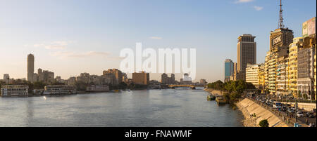 Kairo, Ägypten - 4. März 2016: Central Cairo Panoramablick, die Corniche Street, den Nil und der Insel Zamalek. Stockfoto