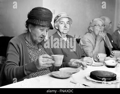 Alte ältere Menschen Menschen Menschen, die bei Tee und Keksen gesellig sind Großbritannien 1960er Jahre BILD VON DAVID BAGNALL Stockfoto