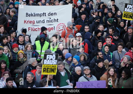 Wien, Österreich. 14. März 2016. Die Demonstration gegen die Freiheitliche Partei Österreichs (FPÖ) läuft unter dem Motto "Flüchtlinge willkommen heißen". Banner mit der Aufschrift "Kampf und Krieg und nicht Flüchtlinge". Wien, Österreich, 14. März 2016. Kredit: Franz Perc/Alamy Live News Stockfoto