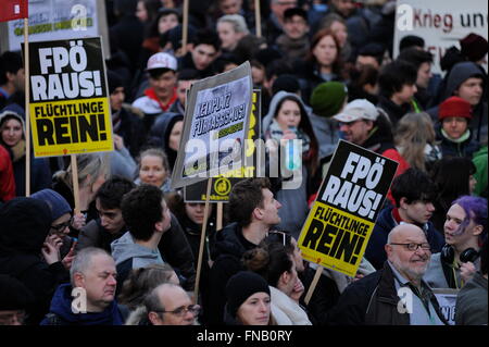 Wien, Österreich. 14. März 2016. Die Demonstration gegen die Freiheitliche Partei Österreichs (FPÖ) läuft unter dem Motto "Flüchtlinge willkommen heißen". Bretter mit der Aufschrift "FPÖ out, refugees in". Wien, Österreich, 14. März 2016. Kredit: Franz Perc/Alamy Live News Stockfoto