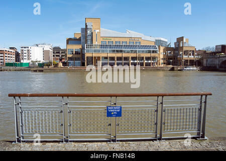 Kingston nach Themse Zweig der John Lewis-Kaufhaus, gesehen von Hampton Wick und hinten Privateigentum Zeichen Stockfoto