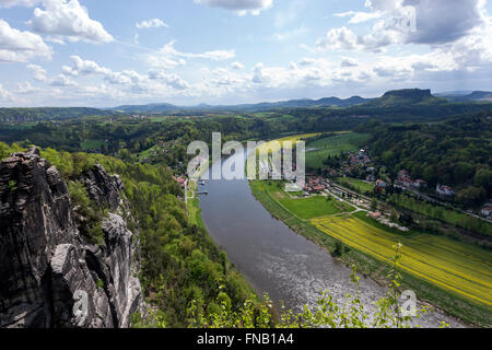 Blick auf Rathen von der Bastei über das Elbtal, Elbsandsteingebirge, Sächsische Schweiz, Sachsen, Deutschland Stockfoto