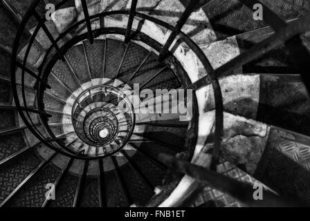 Blick von oben auf eine Wendeltreppe, Arc de Triomphe, Paris, Frankreich Stockfoto