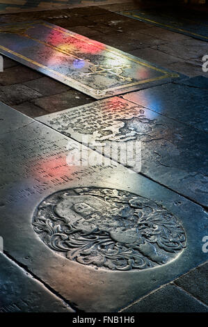 Schwarzen Purbeck Ledger mit viktorianischen Messing Intarsien Kreuz auf dem Boden der Retrochor in der Kathedrale von Wells. Somerset. UK Stockfoto