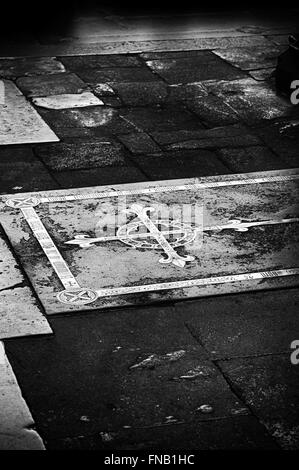 Schwarzen Purbeck Ledger mit viktorianischen Messing Intarsien Kreuz auf dem Boden der Retrochor. Wells Cathedral. VEREINIGTES KÖNIGREICH. Schwarz / weiß Stockfoto