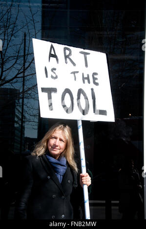 Cass Art School of Art, Iwona Blazwick, Direktor der Whitechapel Gallery hält ein Plakat "Kunst ist das Tool" zu sagen. Stockfoto