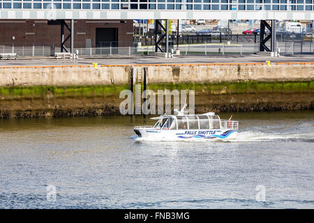 Umgekehrt fällt Shuttle Tour Boot vorbei Pier in Saint John, New Brunswick, Kanada Stockfoto