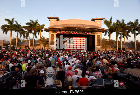 13. März 2016 - Unterstützer versammeln sich am Donald Trump'' šÃ "Ã´s rally im Sunset Cove Amphitheater in Boca Raton am Sonntag, 13. März. © Sun-Sentinel/ZUMA Draht/Alamy Live-Nachrichten Stockfoto