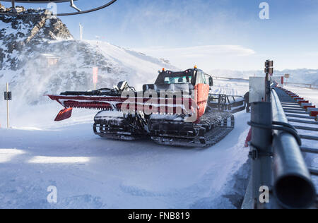 Pistenraupe bei windigem Wetter Stockfoto