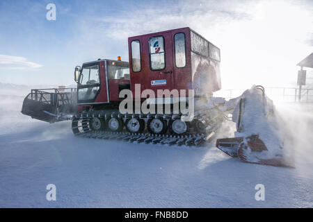 Pistenraupe bei windigem Wetter Stockfoto