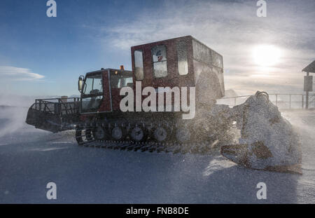 Pistenraupe bei windigem Wetter Stockfoto