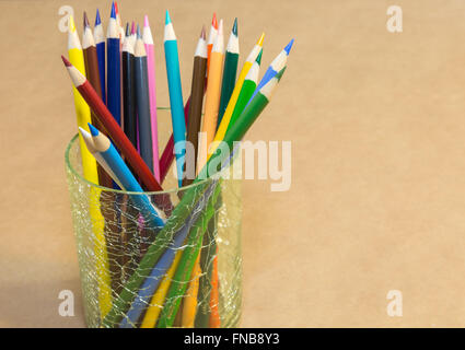 Buntstift set in einem Glasbehälter auf Kraftpapier. Stockfoto