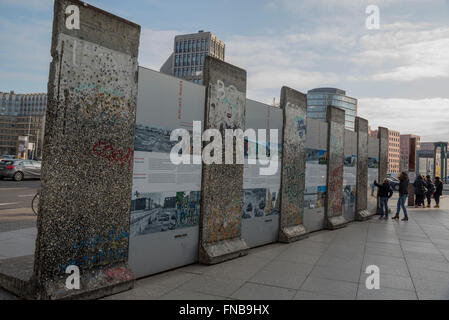 Ein großer Teil der Berliner Mauer am Potsdamer Platz Stand. Ein Kind streckt die Wand berühren Stockfoto