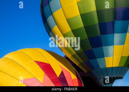 Abstraktes Bild von zwei Heißluftballons vor einem tiefblauen Himmel Stockfoto