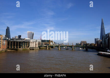 Osten entlang der Themse, Millennium Bridge, London anzeigen Stockfoto