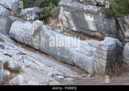 Alte Marmorsteine hoch oben im Berg Stockfoto