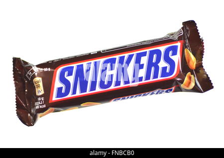 Snickers Schokoriegel isoliert auf weißem Hintergrund. Stockfoto