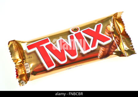 Twix Cookie Bars isoliert auf weißem Hintergrund. Twix Tafeln sind von Mars Incorporated produziert. Stockfoto