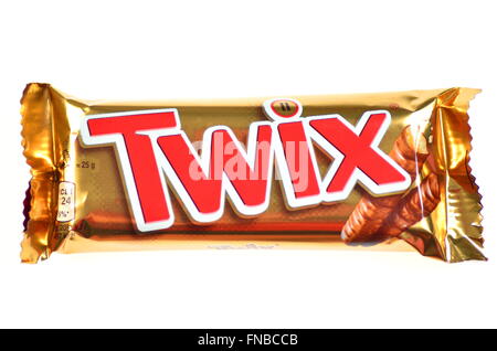 Twix Cookie Bars isoliert auf weißem Hintergrund. Twix Tafeln sind von Mars Incorporated produziert. Stockfoto