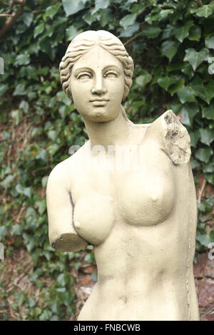 Kopie der berühmten Statue der Venus von Milo in einem Garten Stockfoto