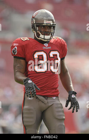 30. Dezember 2007 - Tampa, Florida, USA - Tampa Bay Buccaneers Runningback Kenneth Darby (33) während die Bucs-Spiel gegen die Carolina Panthers im Raymond James Stadium am 30. Dezember 2007 in Tampa, Florida.                          .. ZUMA Press/Scott A. Miller (Kredit-Bild: © Scott A. Miller über ZUMA Draht) Stockfoto