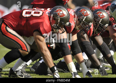 30. Dezember 2007 - Tampa, Florida, USA - Tampa Bay Buccaneers Offensiveline während die Bucs-Spiel gegen die Carolina Panthers im Raymond James Stadium am 30. Dezember 2007 in Tampa, Florida.                          .. ZUMA Press/Scott A. Miller (Kredit-Bild: © Scott A. Miller über ZUMA Draht) Stockfoto