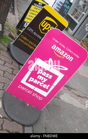 Amazon Pass My Parcel Schild eine Sammlung Pickup Paket-Shop in Leominster Herefordshire UK Stockfoto