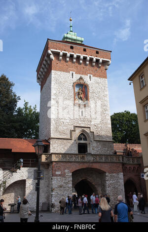 St. Florian Gate (Brama Florianska), gotische mittelalterliche Festung in der Altstadt von Krakau (Krakau), Polen Stockfoto