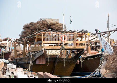 Alten Fischerbooten mit rostigen Metall Netzen im Persischen Golf Stockfoto