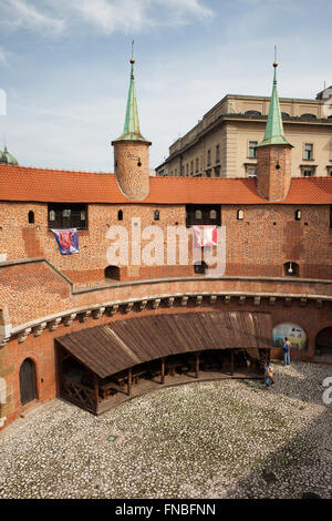 Polen, Krakow (Krakau), Old Town, Barbican Befestigung, mittelalterliche befestigte Außenposten mit Türmchen, Teil der alten Stadtmauer, einschrauben Stockfoto