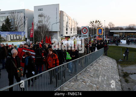 Wien, Österreich. 14. März 2016. Demonstranten Protestkundgebung statt durch den rechtsextremen Freiheit Partei von Österreich (FPÖ) im Vorort von Wien Liesing. Liesing ist die Website von einem Flüchtlingszentrum Gehäuse Zeichnung Wut von Unterstützern der anti-Immigrant FPÖ. Bildnachweis: David Cliff/Alamy Live-Nachrichten Stockfoto