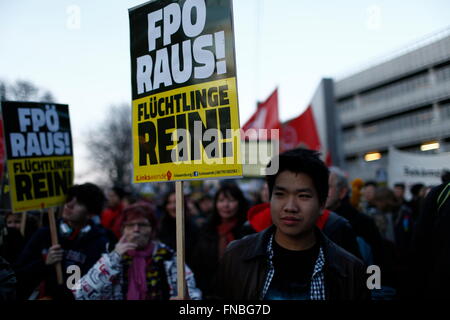 Wien, Österreich. 14. März 2016. Demonstranten Protestkundgebung statt durch den rechtsextremen Freiheit Partei von Österreich (FPÖ) im Vorort von Wien Liesing. Liesing ist die Website von einem Flüchtlingszentrum Gehäuse Zeichnung Wut von Unterstützern der anti-Immigrant FPÖ. Bildnachweis: David Cliff/Alamy Live-Nachrichten Stockfoto