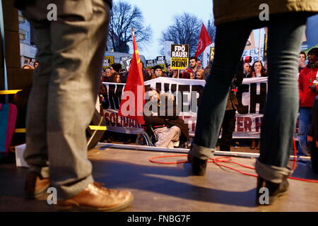 Wien, Österreich. 14. März 2016. Demonstranten Protestkundgebung statt durch den rechtsextremen Freiheit Partei von Österreich (FPÖ) im Vorort von Wien Liesing. Liesing ist die Website von einem Flüchtlingszentrum Gehäuse Zeichnung Wut von Unterstützern der anti-Immigrant FPÖ. Bildnachweis: David Cliff/Alamy Live-Nachrichten Stockfoto