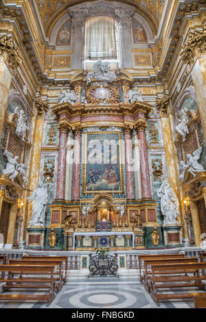 Rom, Italien - 25. März 2015: Seitenaltar der barocken Kirche Basilica dei Santi Ambrogio e Carlo al Corso, 17. Jahrhundert Stockfoto