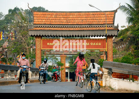 Verkehr auf der Brücke mit Pagode-wie Tor, Siem Reap, Kambodscha Stockfoto