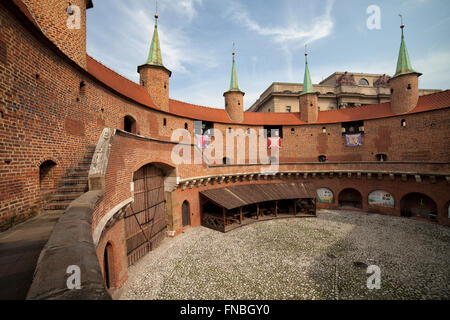 Polen, Krakow (Krakau), Old Town, Barbican Befestigung, mittelalterliche befestigte Außenposten mit Türmchen, Teil der alten Stadtmauer, einschrauben Stockfoto