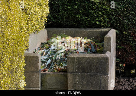 Garten Komposthaufen mit Küchenabfällen Essen, Gemüse, Fruchtschalen und grüne verweigern. Stockfoto